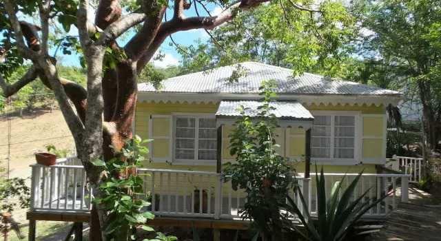 Двухместный коттедж Standard с балконом и с видом на сад Galley Bay Cottages