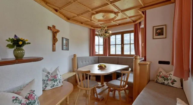Landhaus Kostenzer, Rezerwuj Dom wakacyjny Hotele w Tyrol z parkingiem, Parking