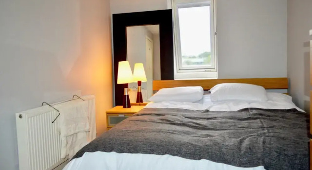 Spacious and Light 3 Bedroom Flat in Scenic Canonmills, Забронировать Отель Отели Эдинбурга 3 звезды, рядом с Памятник Вальтеру Скотту, 3*