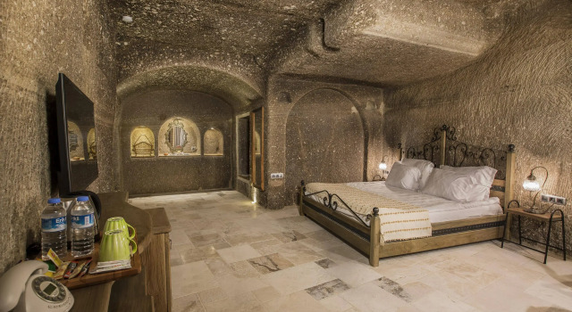 Hera Cave Suites