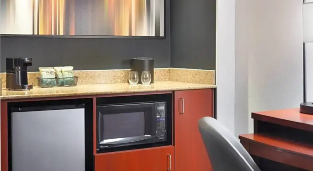 Двухместный люкс с 2 комнатами Courtyard by Marriott Raleigh Midtown