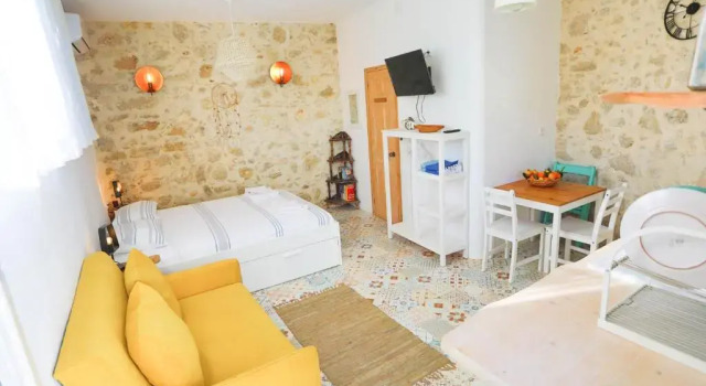 Ravi Boutique Home - 1 minute walk from beach, Забронировать Бутик-отель Отели Апокоронас с парковкой, Парковка