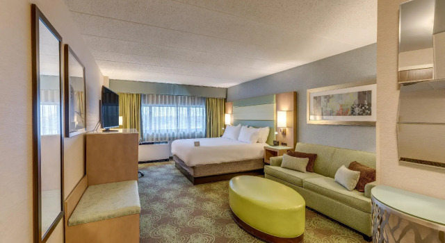 Номер Deluxe Crowne Plaza Lansing by IHG