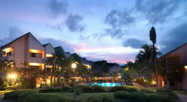 Кровать в общем номере Holiday Villa Beach Resort Cherating