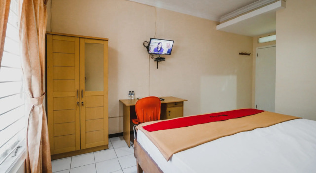 Номер Standard RedDoorz Plus at Jalan Gatot Subroto Jakarta