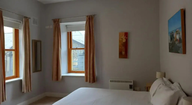 Коттедж с 3 комнатами Town Square Holiday Homes