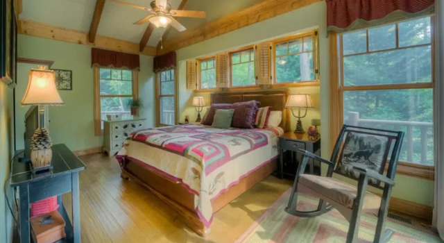 Treehouse on the Rapids by Escape to Blue Ridge, Buchen Sie Ferienhaus Ellijay Georgia