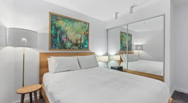 Chic 1-bed With Harbour Views & Pool by Tram Line, Забронировать Апартаменты/квартира Докландс Мельбурн, рядом с Пристань для яхт «Е»