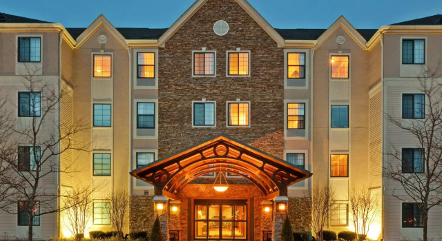 Кровать в общем номере Staybridge Suites Glenview by IHG