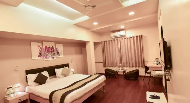My Bizz Hotel, Забронировать Отель Отели Пуны с парковкой, рядом с Колледж Фергюссона, Парковка