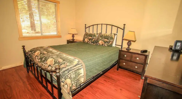 Lazy Daisy Bear-1260 by Big Bear Vacations, Забронировать Дом для отпуска Отели Биг-Бэр-Лейк с парковкой, Парковка