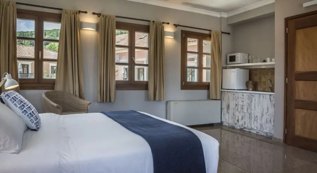 Люкс с балконом и с частичным видом Balhambra Suites