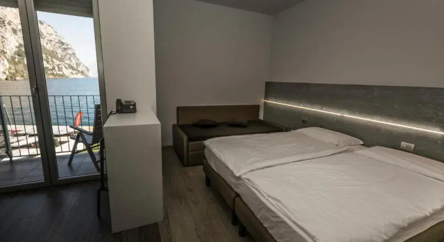 Номер Premium с видом на озеро Campione Univela Hostel