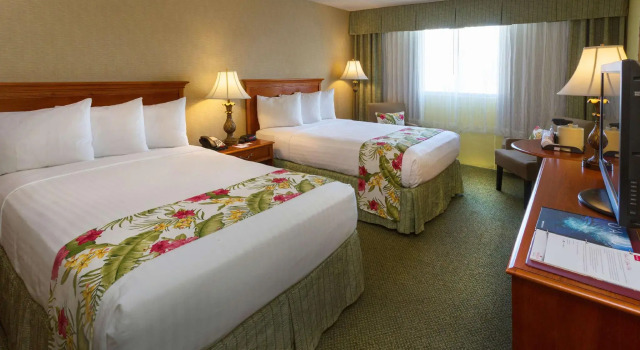 Четырёхместный номер Standard с балконом Ramada Plaza by Wyndham Waikiki
