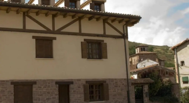 House With 2 Bedrooms in Fresneda de la Sierra Tirón, With Furnished Terrace, Prenota Hotel Hotel a La Rioja con parcheggio, Parcheggio