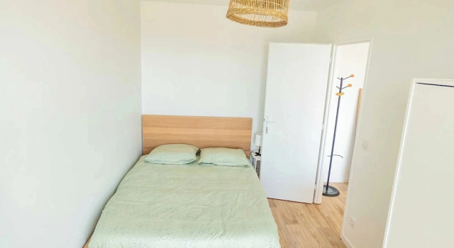 Private Room in a Shared Apartment - Bron, Prenota Appartamento Bron Rodano