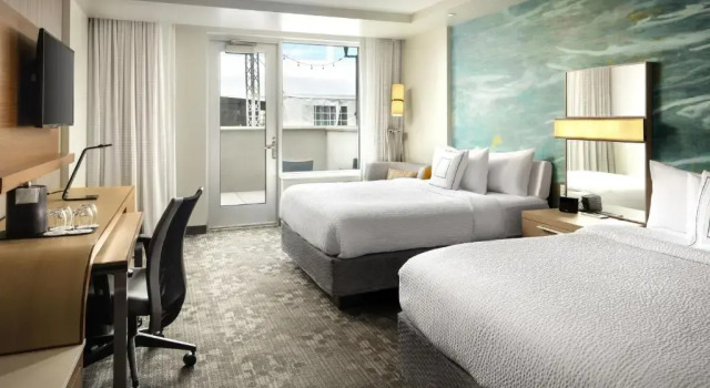 Четырёхместный номер Standard с видом на внутренний двор Courtyard by Marriott Erie Bayfront