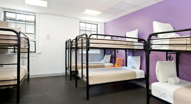 Кровать в общем номере Chicago Getaway Hostel