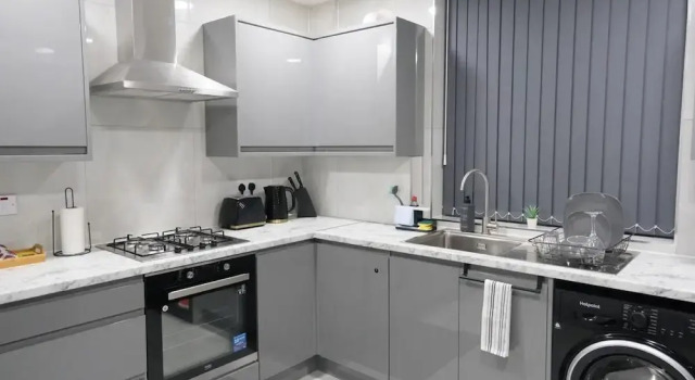 Коттедж Manchester Entire 3-bed House, Sleeps 5 w/ Parking