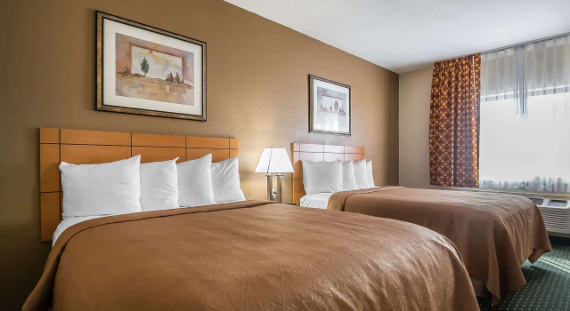 Четырёхместный номер Standard Quality Inn Coralville - Iowa River Landing