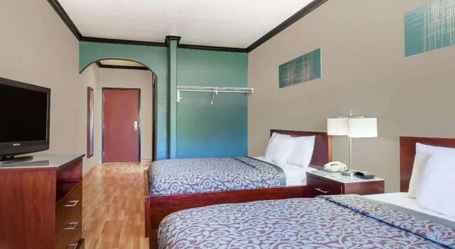 Четырёхместный номер Standard Days Inn & Suites by Wyndham Marquez