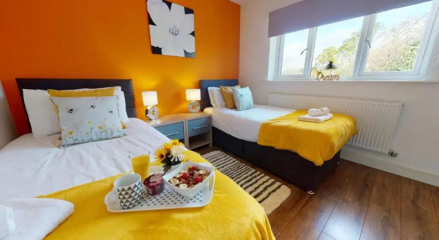 Beautiful & Spacious with 2 Free Parking Spaces By Srk Accommodation