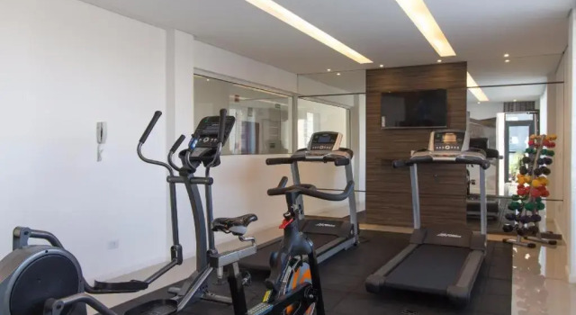 609-Apartamento Decorado Encantador, mobiliado, amplo com 1 vaga de garagem, excelente localização no Rebouças, Забронировать Отель Отели Куритиба с парковкой, рядом с Конгресс-центр Estacao Embratel, Парковка