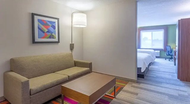 Четырёхместный люкс Holiday Inn Express Hotel & Suites Burlington by IHG