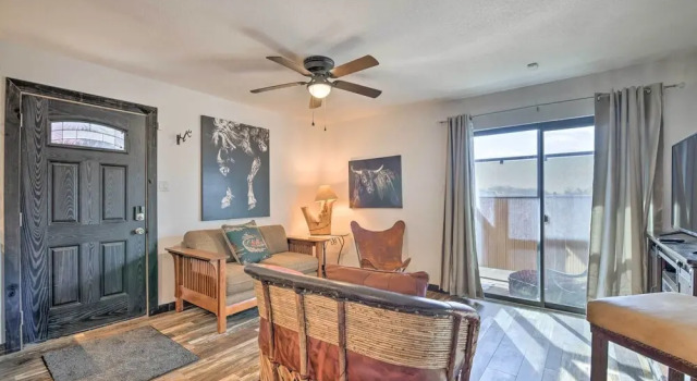4 Mi to Dtwn: Rustic Fort Worth Apt, Забронировать Апартаменты/квартира Отели Форт-Уэрт с парковкой, Парковка