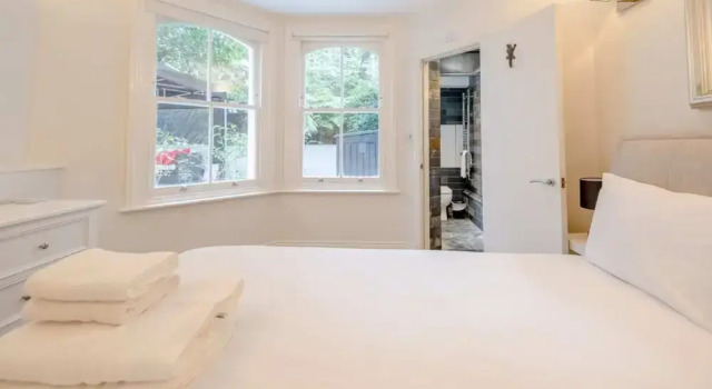 Gorgeous 2BD Flat With Patio - South Kensington!