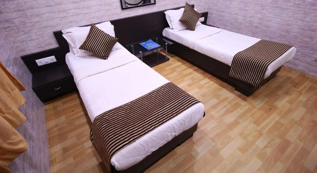 Oyo Rooms Corporation Chowk, Забронировать Отель Раджкот штат Гуджарат, рядом с Железнодорожный вокзал Раджкот