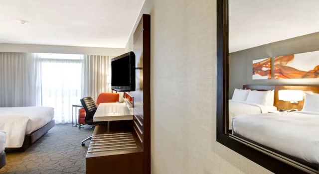 Четырёхместный номер Standard с балконом Hilton Mississauga/Meadowvale