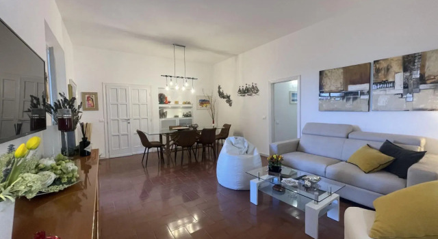 Apartment o the ground floor in villa with big garden, mt. 30 far from the sea. 3 bedrooms. Parking.-AS 11
