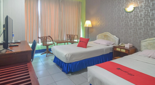 RedDoorz near Tugu Naga Singkawang, Rezerwuj Hotel Hotele w Kalimantan z parkingiem, Parking
