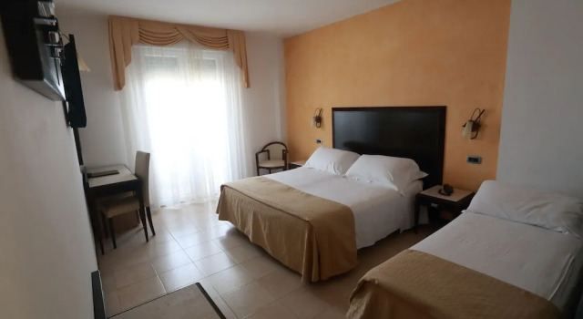 Трёхместный номер Standard с балконом Hotel Du Soleil
