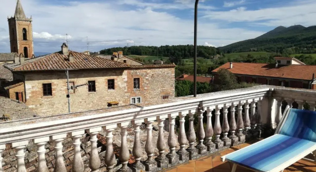 Mansarda con solarium panoramico su centro storico di Sarteano vicino alle famose terme della Val d'Orcia