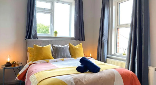 Beautiful Large 4 bedroom House - 5 Minute Walk to the Best Beach! - Great Location - Garden - Parking - Netflix - Fast WiFi - Smart TV - Newly decorated - sleeps up to 10! Close to Bournemouth & Poole & Sandbanks
