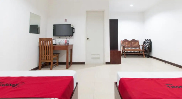 Трёхместный номер Standard RedDoorz Plus near Vigan City Commercial Center
