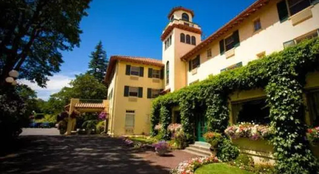 Номер Classic Columbia Gorge Hotel & Spa