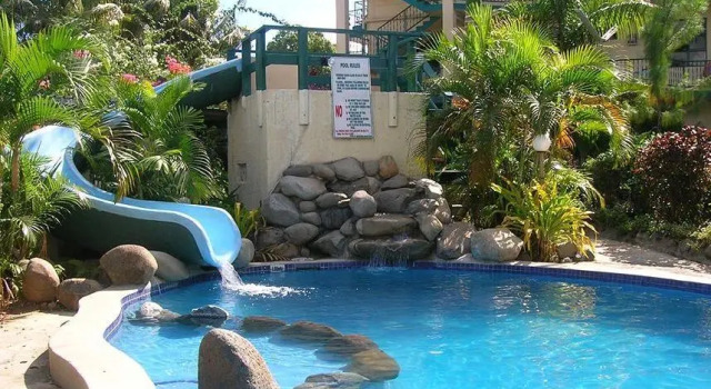 Кровать в общем номере Grand Melanesian Hotel