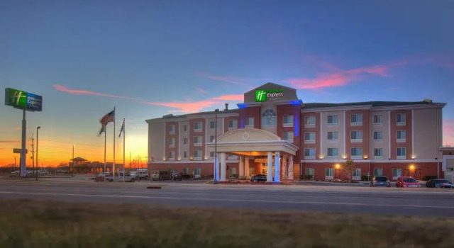 Люкс с 2 комнатами Holiday Inn Express Hotel and Suites Elk City by IHG