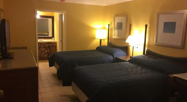 Четырёхместный номер Deluxe с балконом Dragon INN & Suites
