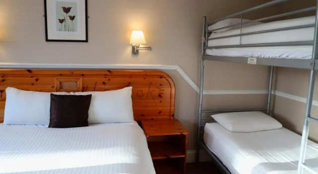 Семейный номер Standard Inn On The Lake