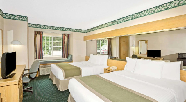 Четырёхместный номер Standard Microtel Inn by Wyndham Raleigh-Durham Airport