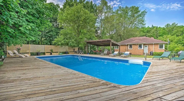 Коттедж Lake Michigan Hideaway: Pool, Steps to Beach!