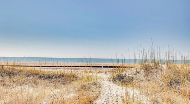 Апартаменты Steps to Sand! Condo w/ 2 Pools in Atlantic Beach