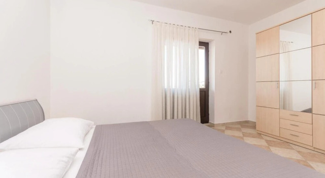 Holiday Home Crljenica Bb Cr, Забронировать Отель Бибинье Задарская жупания, рядом с Пляж Бибиньски Мликарич