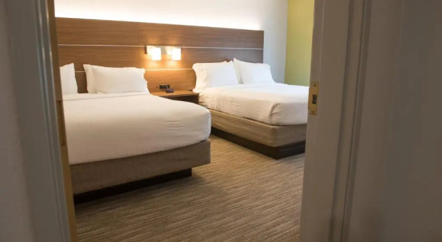 Семейный люкс с 2 комнатами Holiday Inn Express Hotel & Suites Elkhart-South by IHG