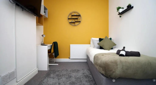 City View - 2 Bed City Center Apartment With Street Parking - Sleeps 6 - By DYZYN