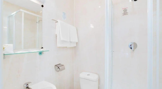 Четырёхместный номер Standard Queens Park Hotel